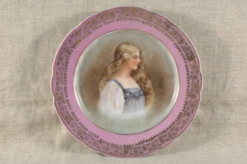 Тарелка декоративная с изображением девушки.  1840-1850-е 
