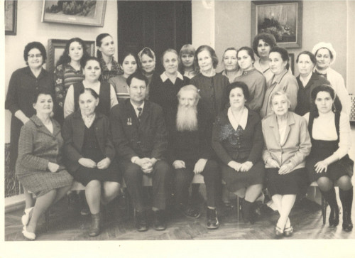 На выставке К.Е. Максимова. Ю.И. Петров с коллективом смотрителей музея. В центре Кондрат Максимов. 1973