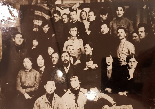Группа учащихся Казанской художественной школы с Г.А.Медведевым. 1912