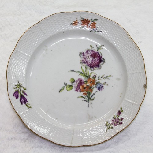 Тарелка мелкая с букетом цветов, с рельефным бортом в виде плетёнки 1770-1790-е