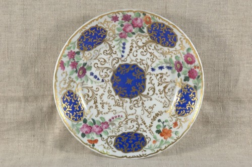 Тарелка с орнаментом в виде синих медальонов. 1830-1850-е 