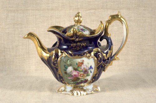 Чайник с букетом цветов в медальоне. 1840-1860 