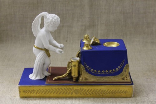 Чернильница в форме скульптуры амура, стоящего у стола. 1812-1820 