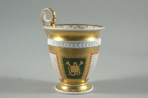 Чашка с военными атрибутами. 1820-е 