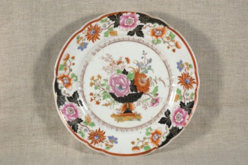 Тарелка мелкая с изображением букета цветов в вазе.1840-е 