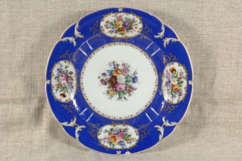 Тарелка с букетами цветов в медальонах. 1840-1850-е 