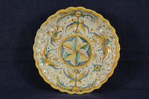 Тарелка с изображением гротесков. XVI в.