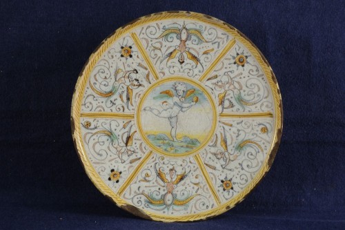 Тарелка на ножке с  изображением гротесков и  путто в центре. XVI в. 
