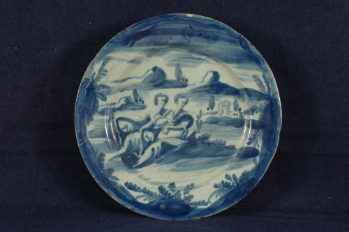 Тарелка с изображением фигур на фоне пейзажа. XVII в.