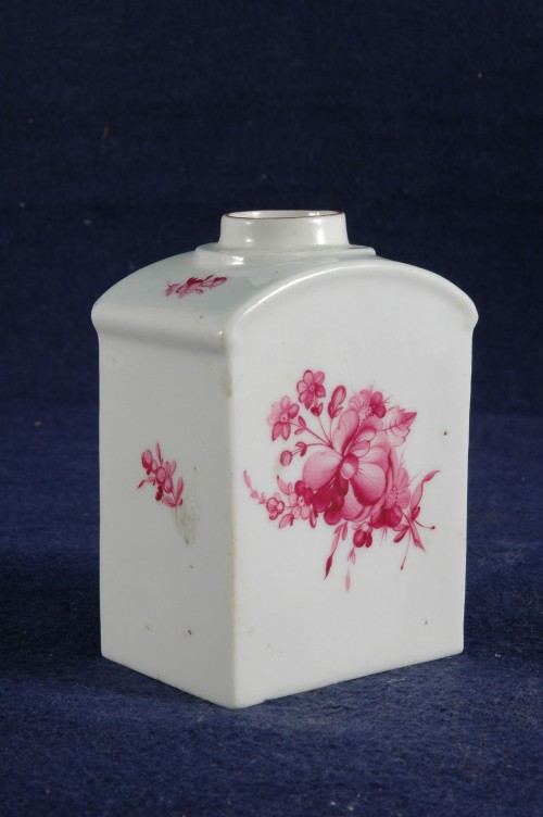 Чайница с пурпурным изображением цветов. Конец XVIII в.