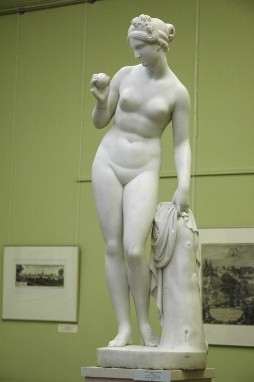 Неизвестный скульптор. Венера с яблоком. Мрамор