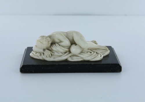 Неизвестный скульптор. Фигурка спящей женщины. (19 в.) 