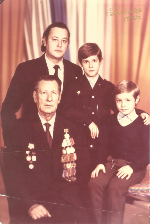 Юрий Иванович Петров с сыном и внуками. 1990