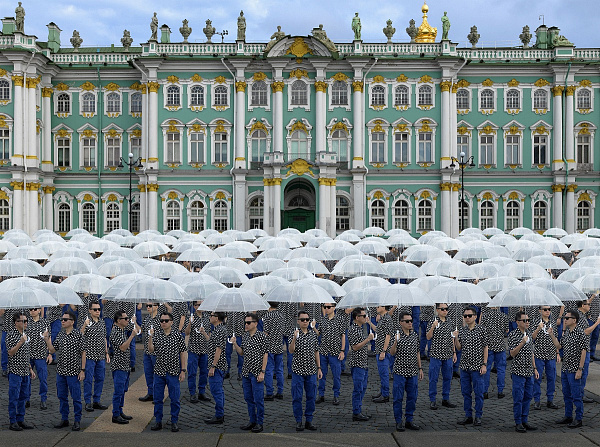 Фотопроект Алмонда Чу «Парад / В будущем»